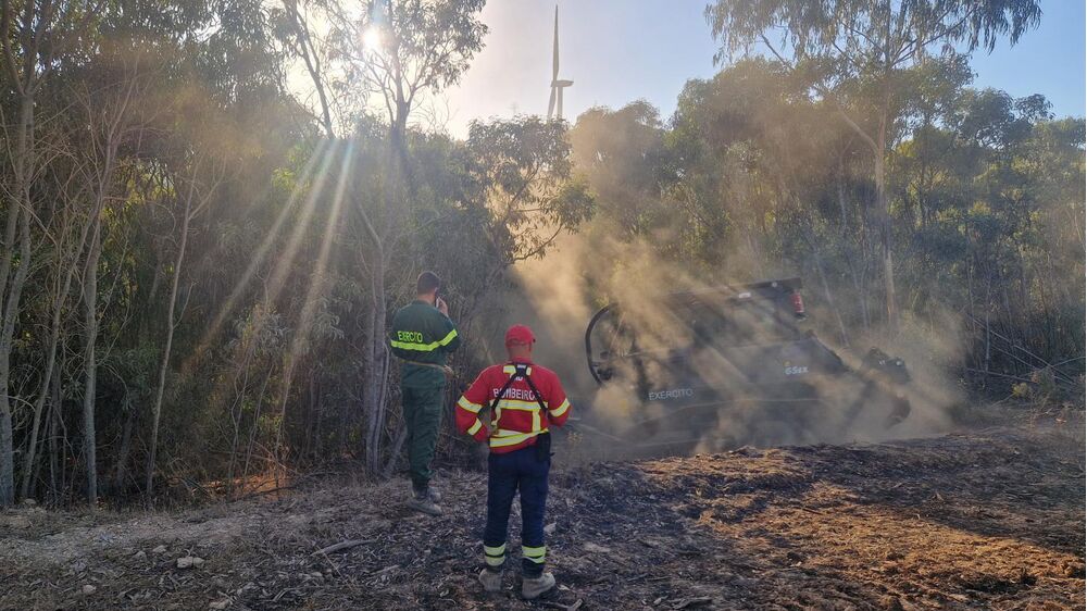 Mais de 680 elementos mantêm vigilância ao perímetro do incêndio no Algarve