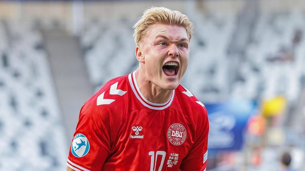 Conrad Harder com as cores da seleção dinamarquesa de sub-21