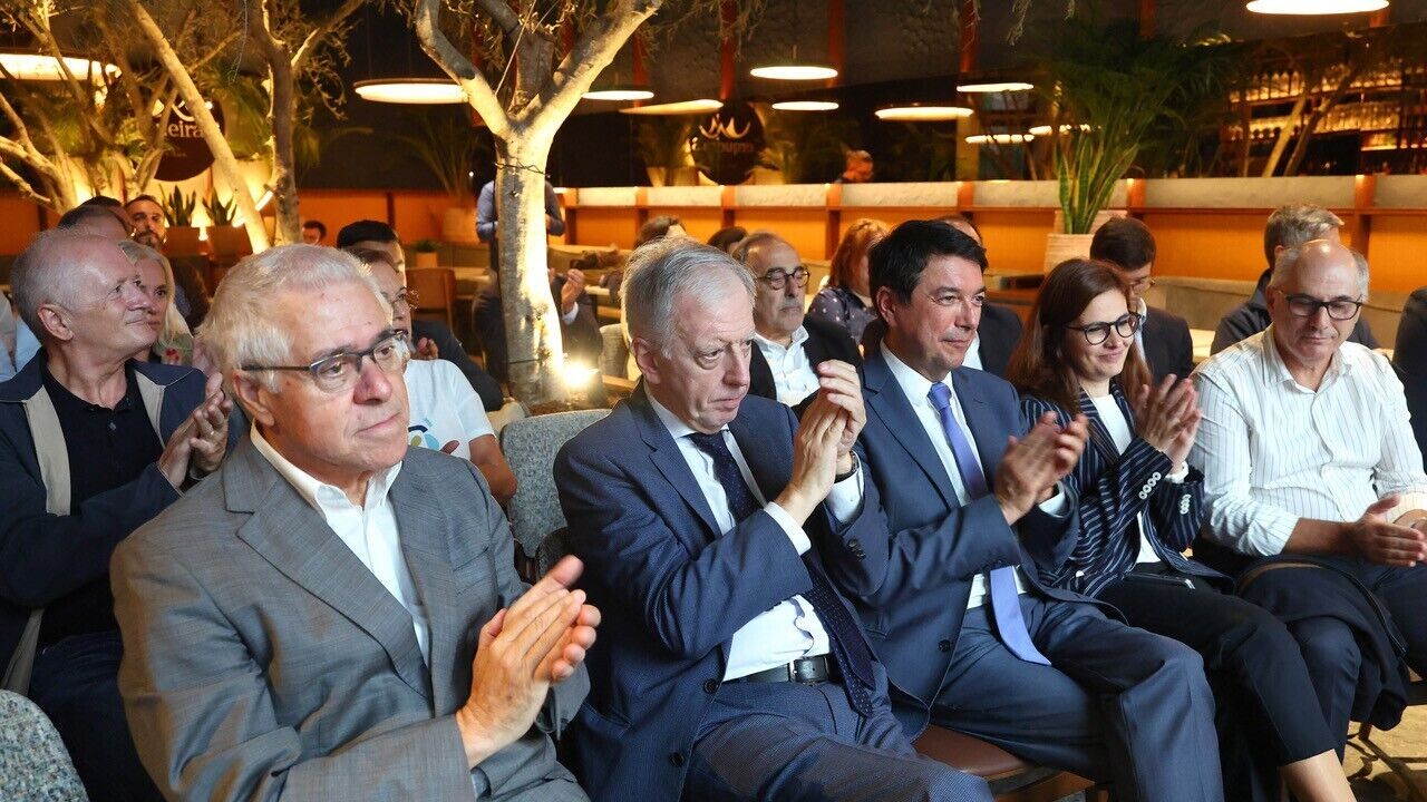 António Tavares entre a plateia durante a apresentação do livro 'Capitão de Abril, André Villas-Boas e a revolução inacabada'