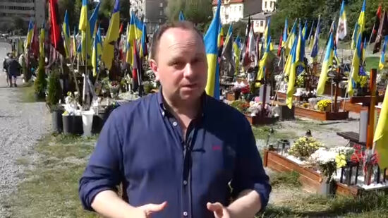 Equipa NOW com Germano Almeida e Miguel Conceição esteve no cemitério dos heróis de guerra em Lviv