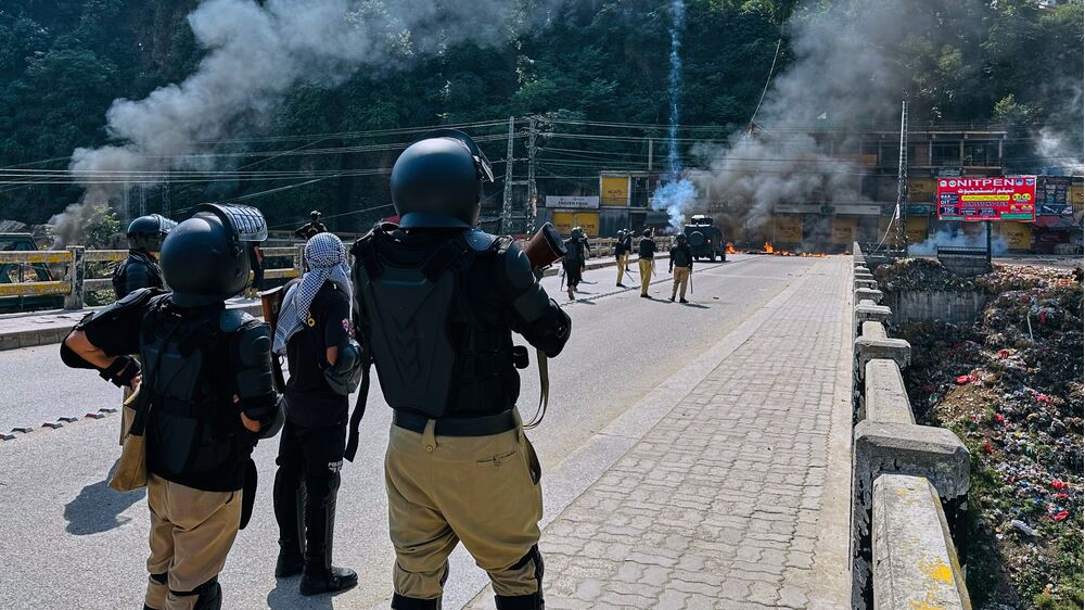 Pelo menos nove mortos em confrontos entre manifestantes e polícia na Caxemira paquistanesa