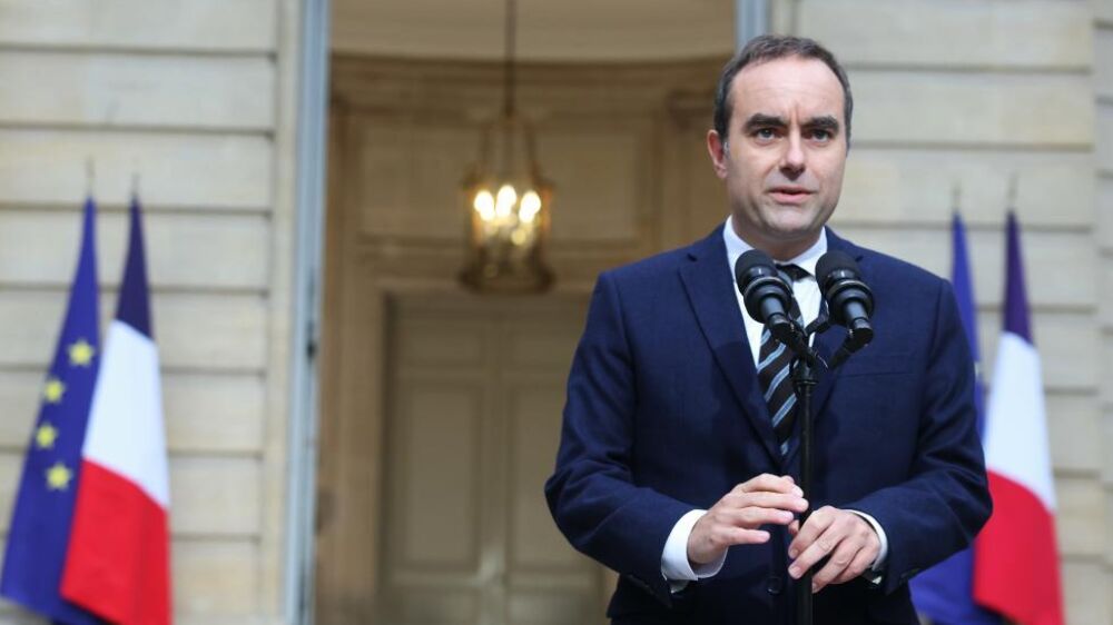 Primeiro-ministro francês demite-se horas depois de anunciar novo Governo