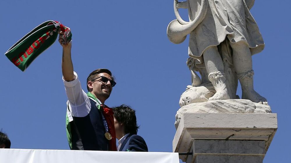 Adrien Silva celebra a conquista do Euro'2016