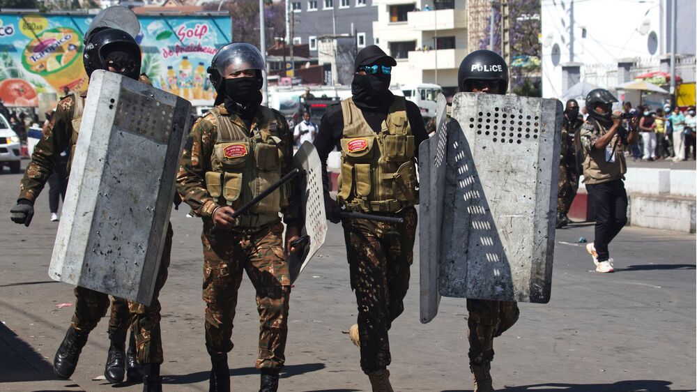 Grupos de militares juntam-se ao povo em protesto nas ruas de Madagáscar