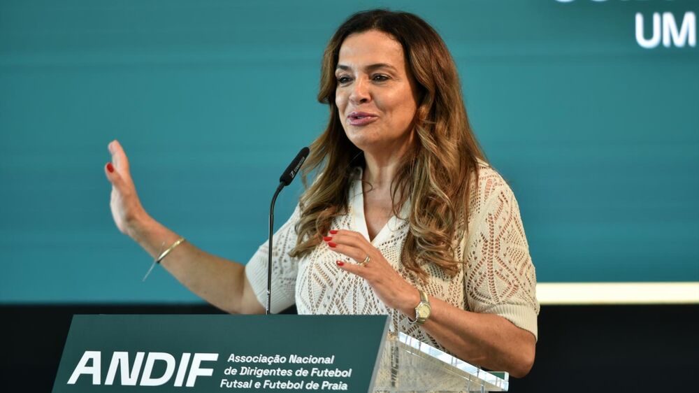 Luísa Salgueiro discursa no congresso da ANDIF, em Matosinhos