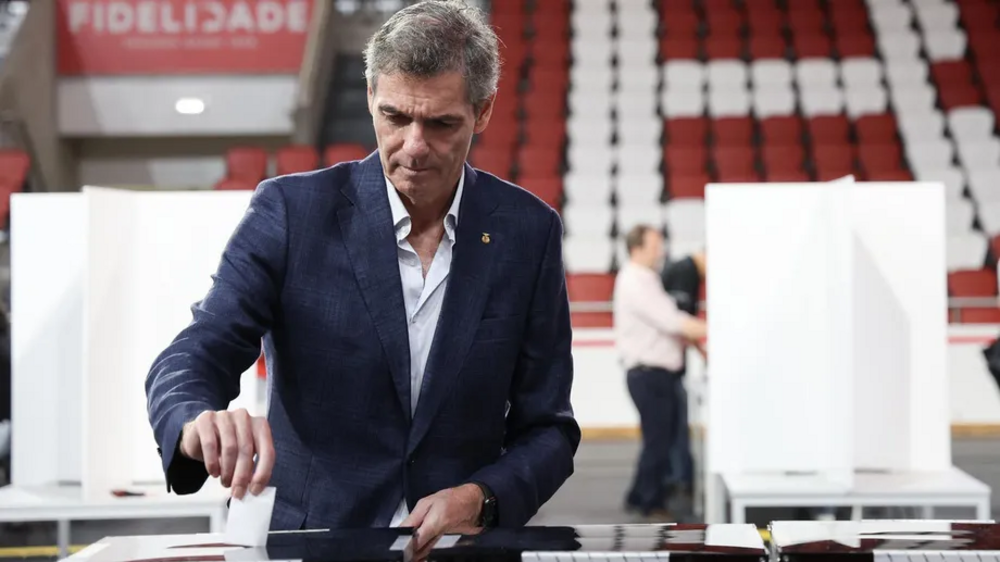 Vasco Mendonça vota para a direção de campanha de Noronha Lopes