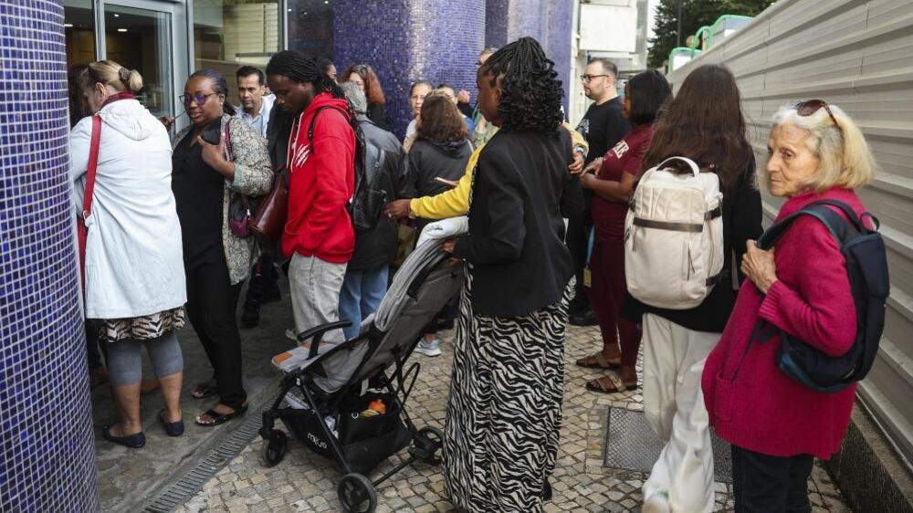 Dezenas de pessoas aguardam atendimento no IHRU em Lisboa para apoio na renda
