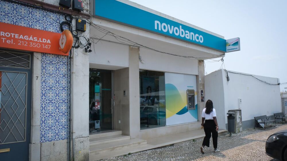 Agência do Novo Banco em dia de expediente