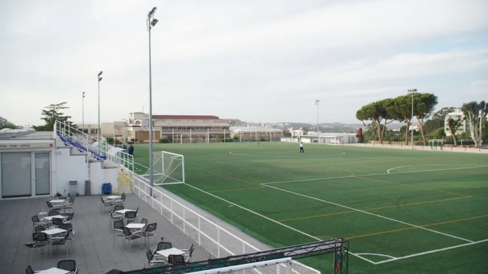 Campo de futebol em Leiria, onde aluno morreu após ser atingido por baliza.
