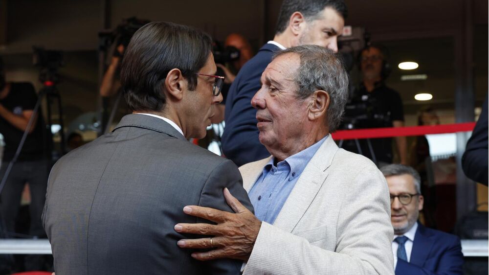 Humberto Coelho (à direita) e Rui Costa (à esquerda) cumprimentam-se