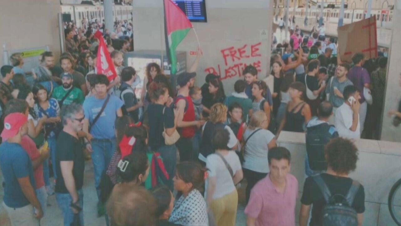 Vários manifestantes barricados em comboios na estação do Rossio após protesto pró-Palestina