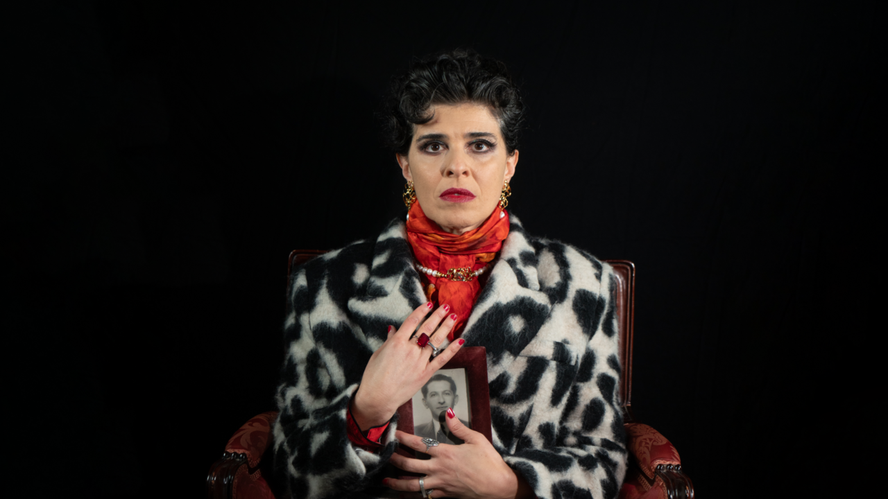 Mulher segura retrato, num fim de semana de recordações