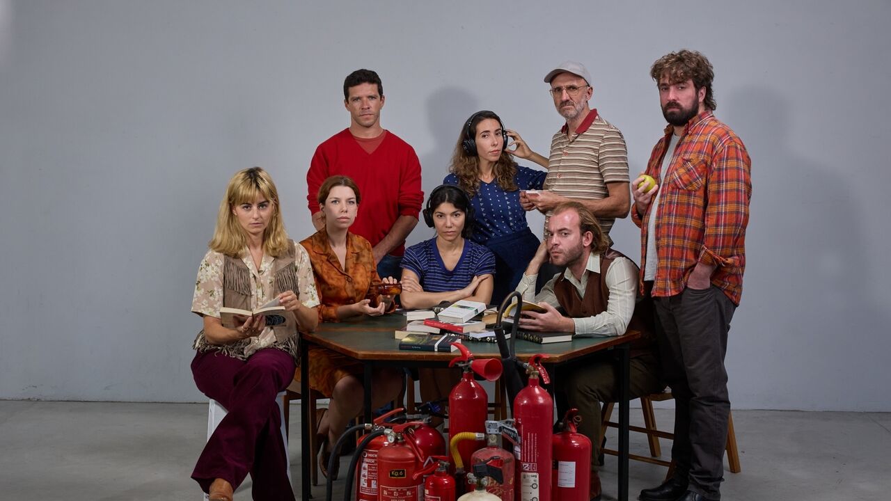 Um grupo junta-se para discutir livros proibidos e o papel da literatura na sociedade