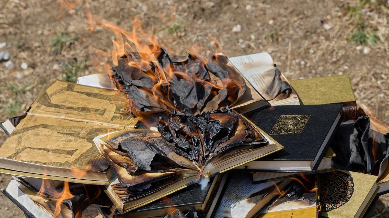 Queima de livros levanta questões sobre polarização e extremismos