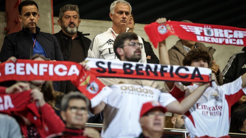 Mourinho assiste ao jogo do Benfica com adeptos, no estádio