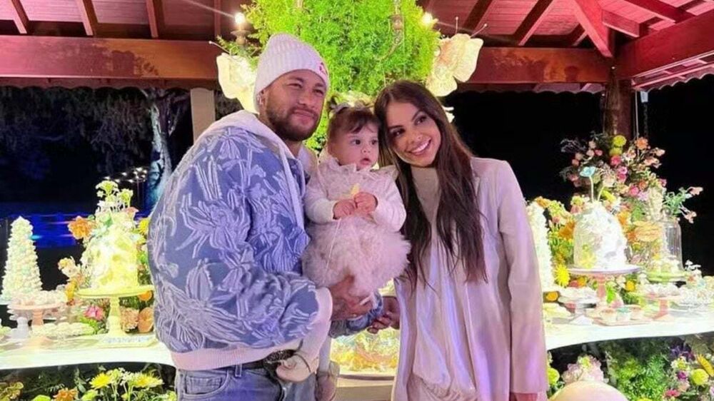 Neymar e Amanda Kimberlly com a filha Helena após cirurgia de emergência