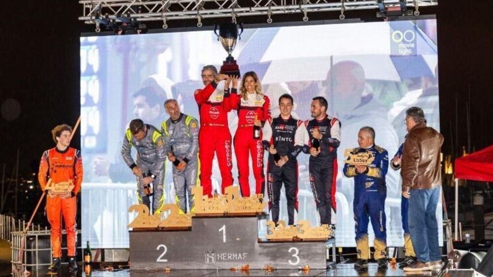 Equipas celebram pódio no Rally de Lisboa com troféu e champanhe