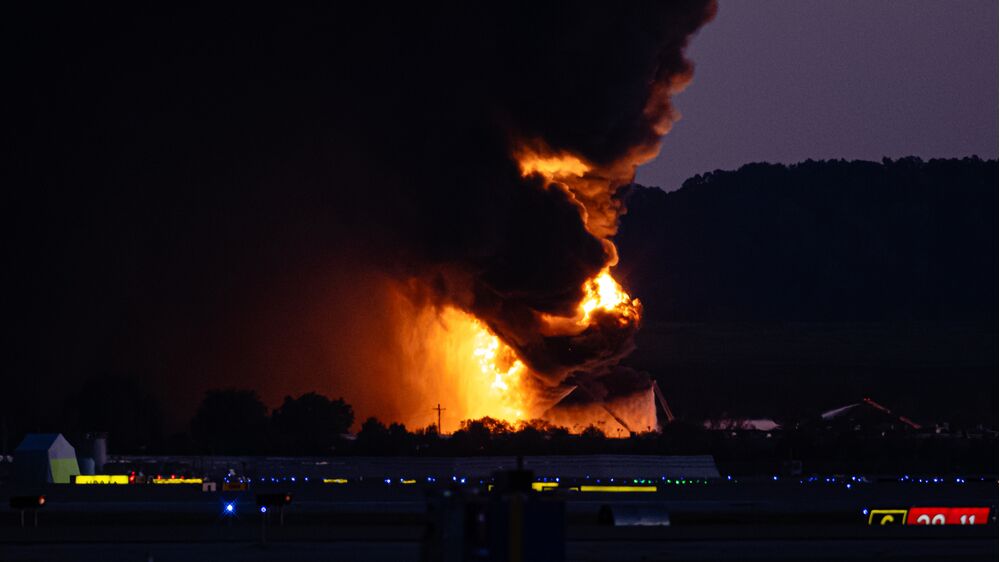Avião de carga despenha-se após descolar no aeroporto de Louisville