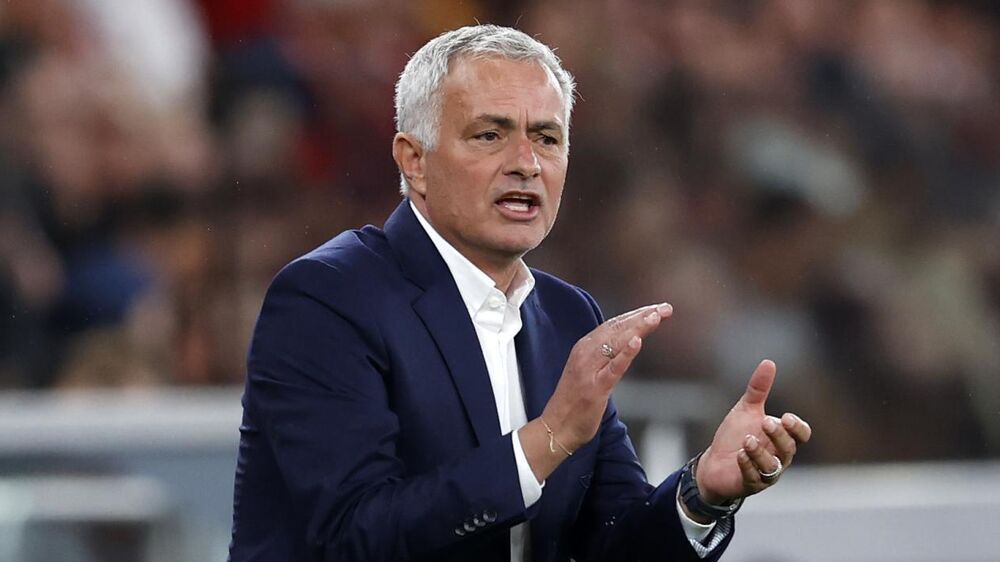 José Mourinho durante o jogo do Benfica contra o Bayer Leverkusen