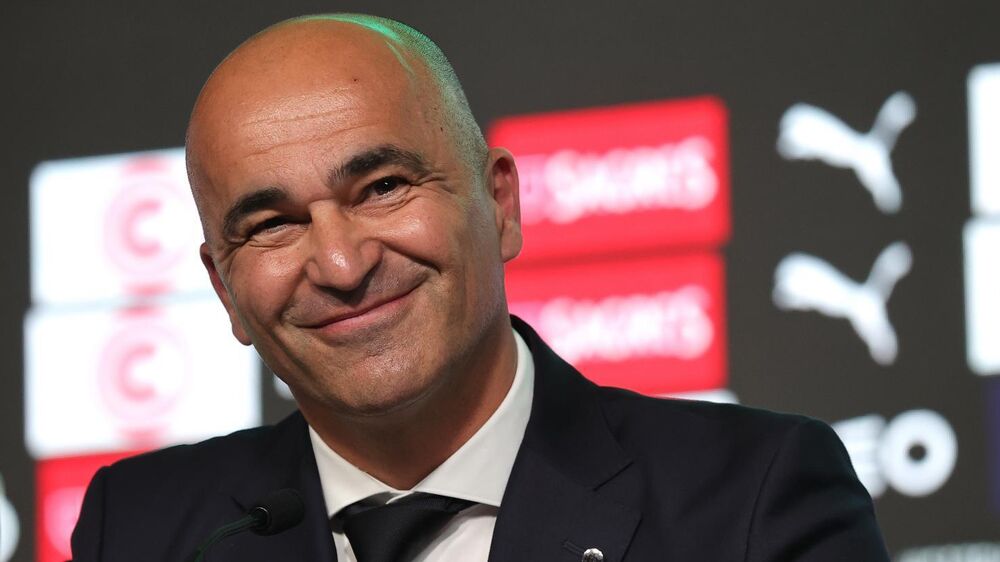 Roberto Martínez sorri em conferência de imprensa