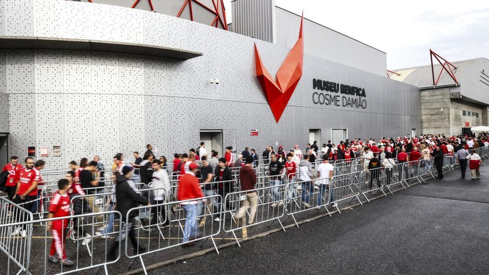 Multidão visita o Museu Benfica Cosme Damião após recorde de votos