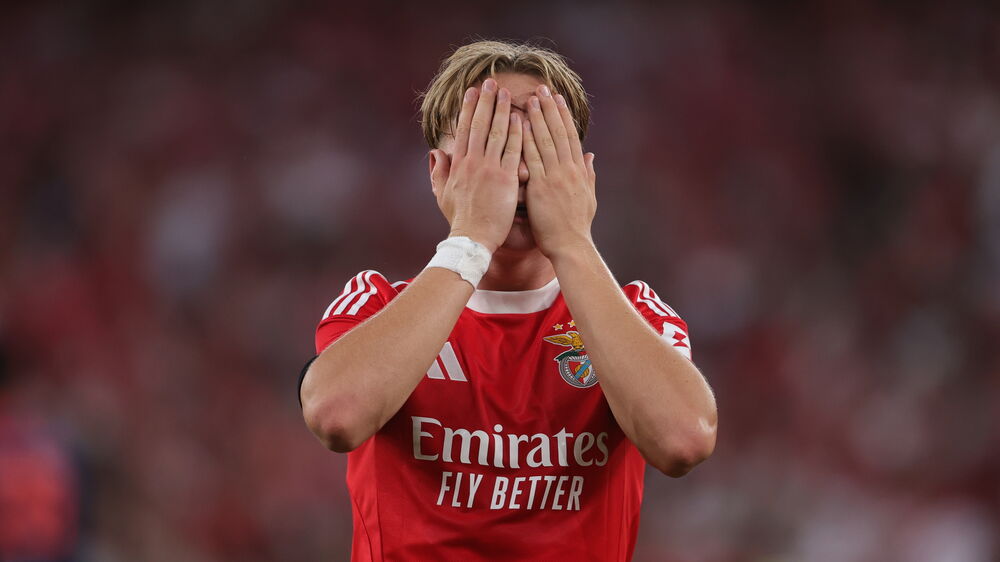 Schjelderup tapa o rosto durante o festejo do golo marcado ao Nice, na Luz