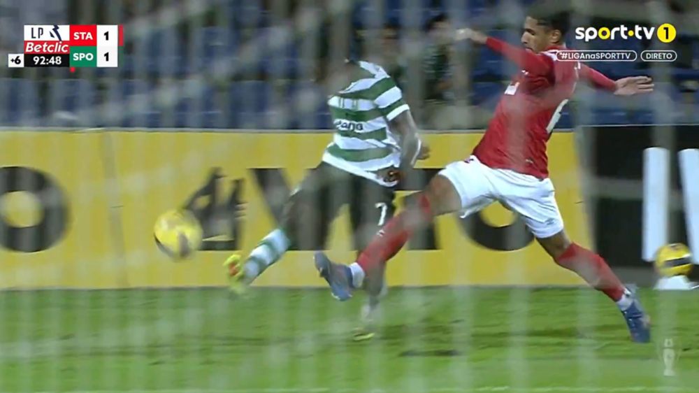 O lance polémico nos minutos finais do Santa Clara-Sporting