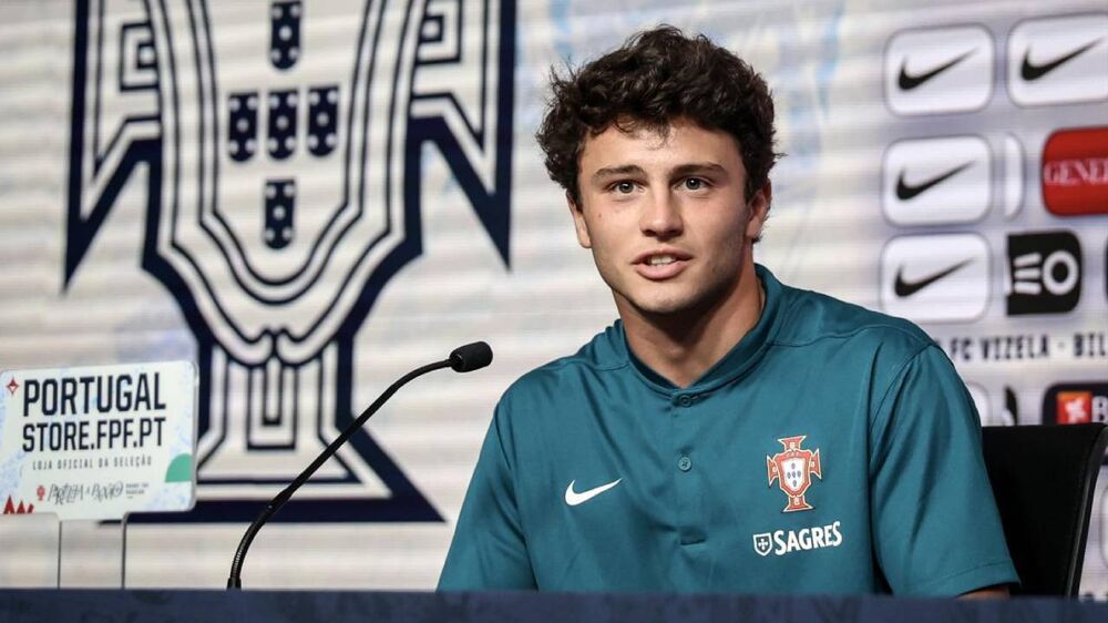 João Neves durante uma conferência de imprensa da Seleção Nacional