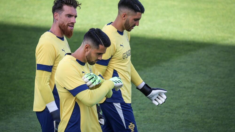 José Sá no treino da Seleção, ao lado de Rui Silva e Diogo Costa