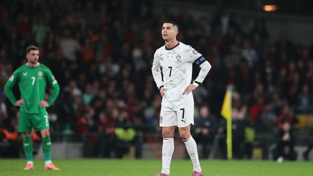 Cristiano Ronaldo expulso frente à Irlanda, em jogo de qualificação para o Mundial 2026