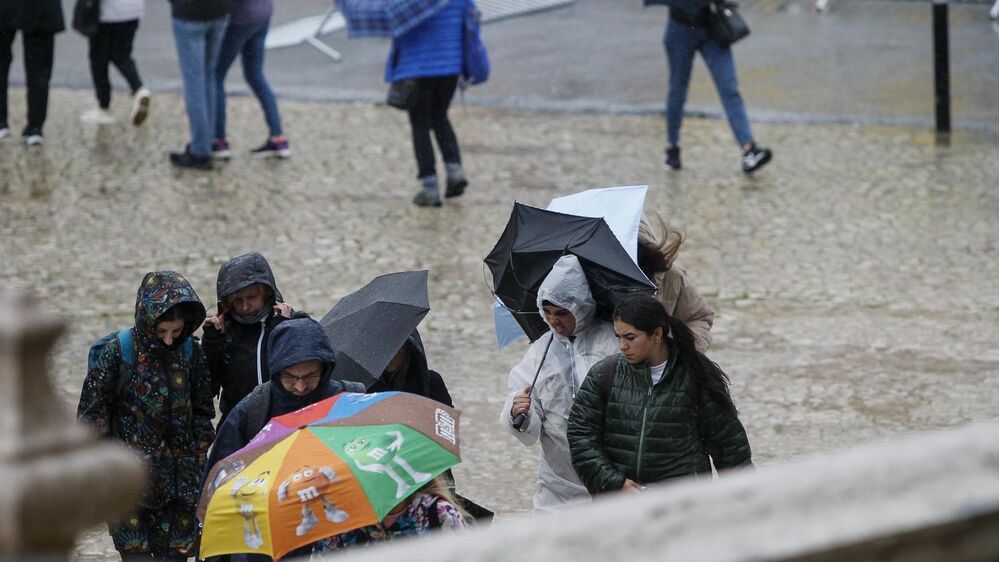 Sete distritos sob aviso amarelo devido a chuva forte e trovoadas