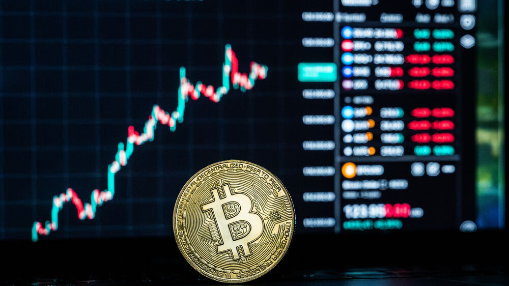 Bitcoin atinge mínimo desde abril devido à queda de cerca de 20% no último mês