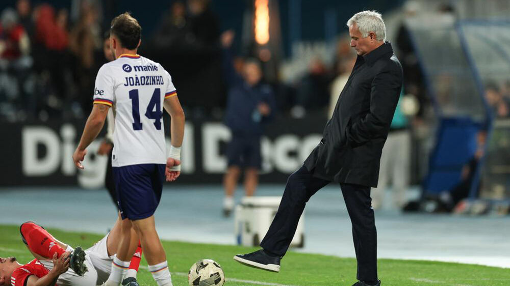 José Mourinho reage no banco de suplentes do Benfica durante o jogo com o Atlético