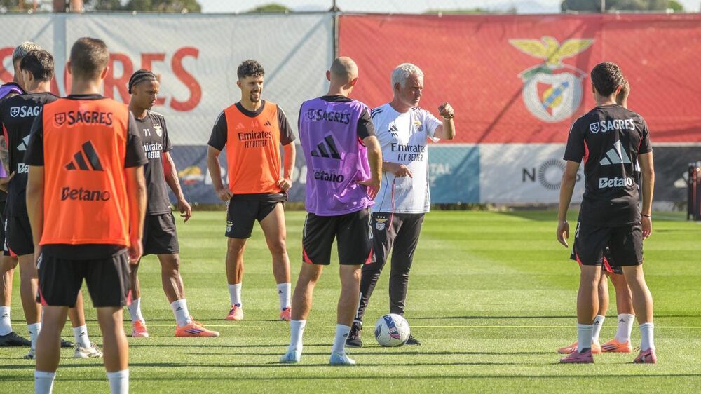 José Mourinho orienta treino do Benfica no relvado