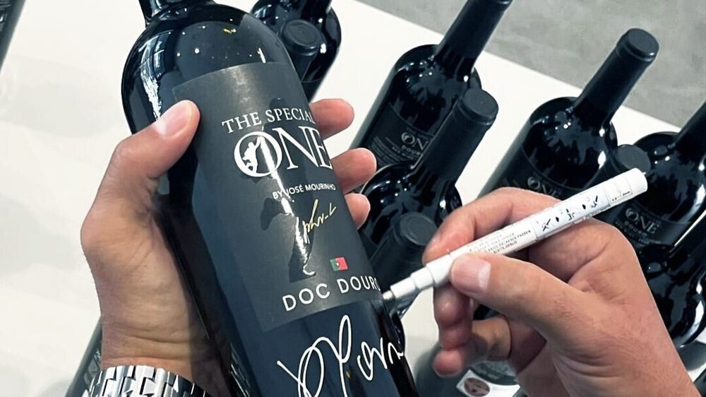 José Mourinho lança vinho 'The Special One' com surpresa para os primeiros compradores