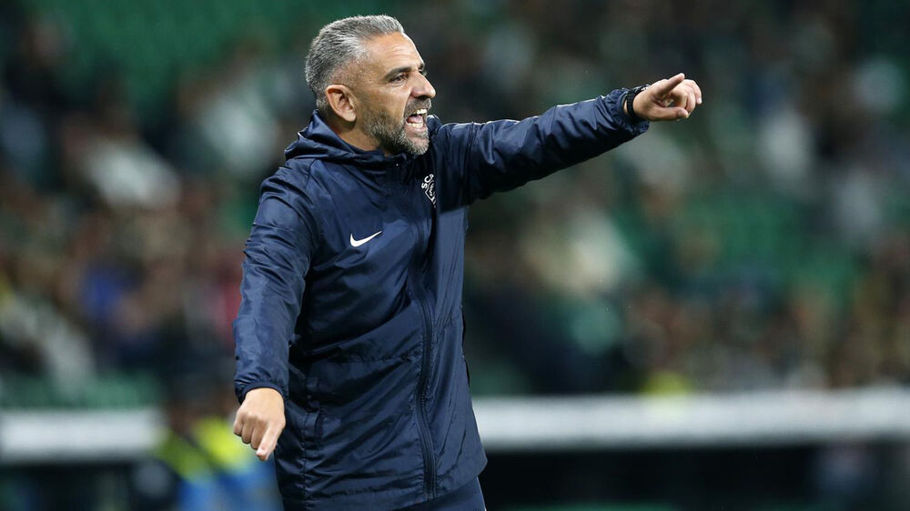 Rui Borges reage junto ao banco de suplentes do Sporting