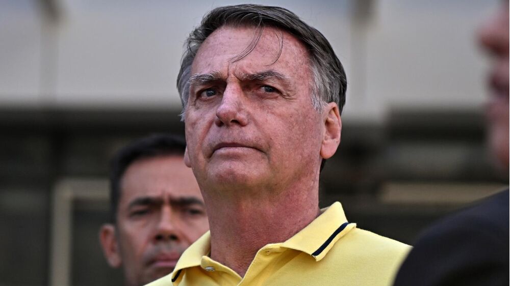 Bolsonaro enfrenta decisão do Supremo sobre prisão preventiva por risco de fuga.
