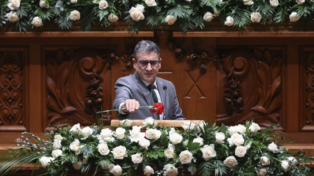 Cravos vermelhos e rosas brancas marcam efemérides na Assembleia da República