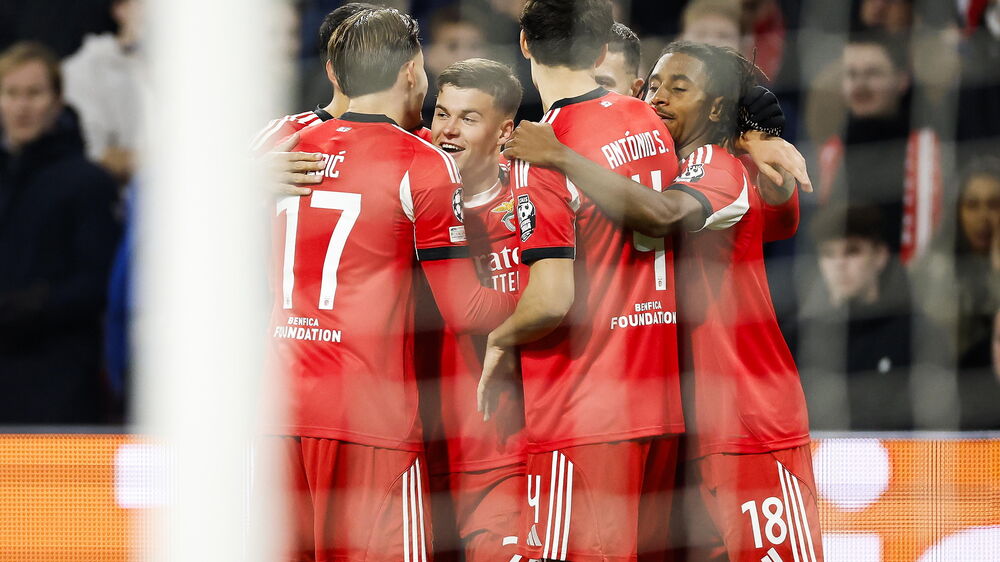 Jogadores do Benfica festejam golo de Dahl