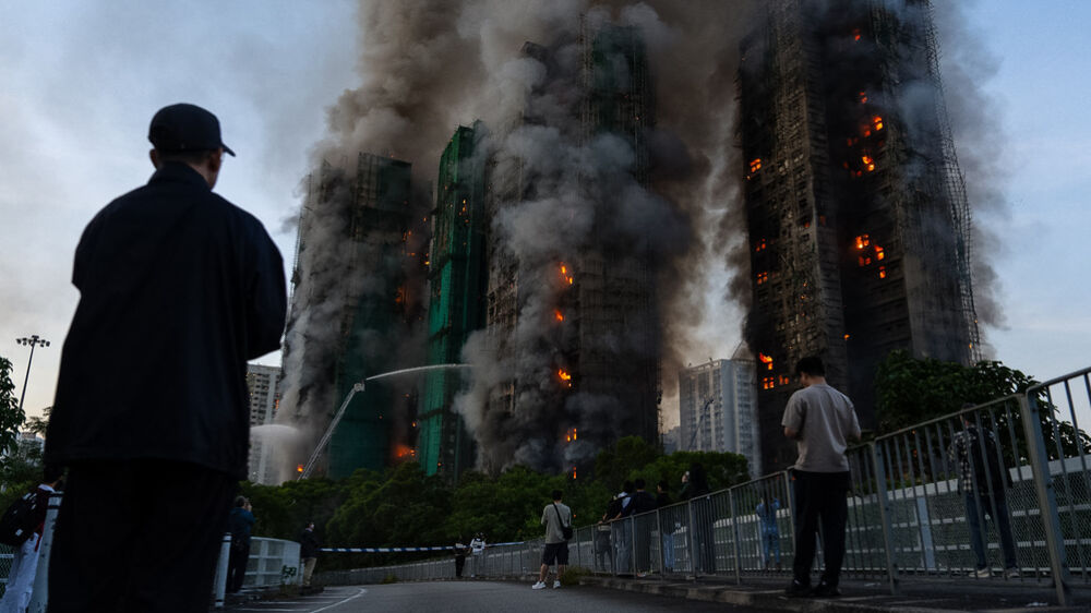 Incêndio em Hong Kong faz vítimas e desaparecidos, resgate em curso