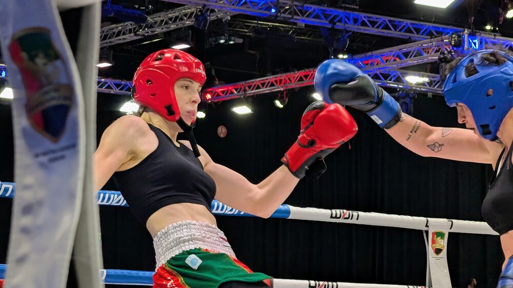 Lutadoras competem num ringue usando capacete e luvas de boxe