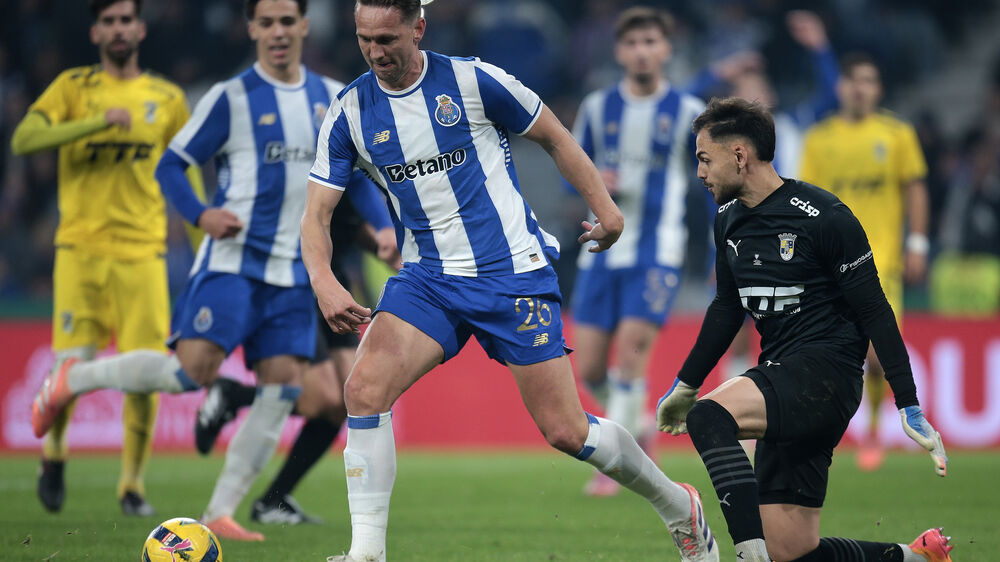 Luuk de Jong em dúvida para o jogo com o V. Guimarães