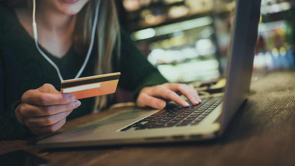 Compras online disparam: americanos gastam milhões entre a Black Friday e Cyber Monday