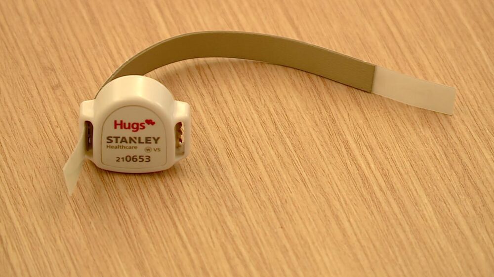 Bebé retirada do hospital de Gaia entregue a instituição