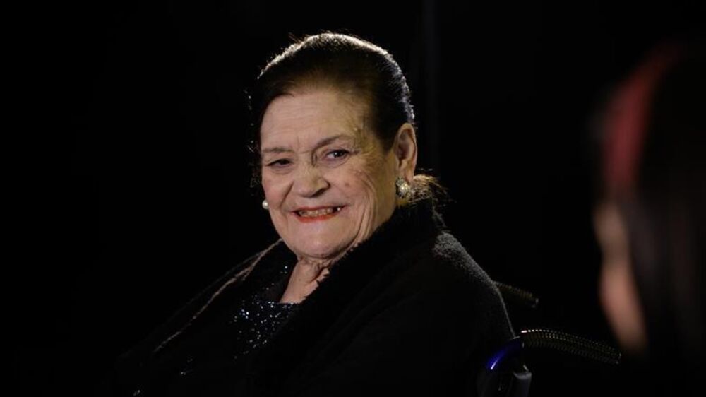 Anita Guerreiro, figura notável do fado português, sorri num retrato.
