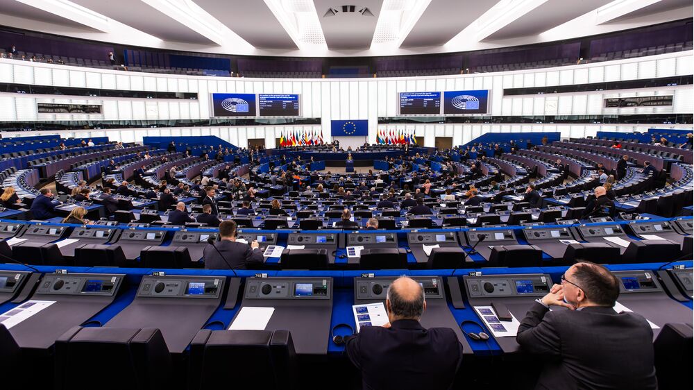Parlamento Europeu proíbe sistemas de inteligência artificial que geram imagens sexuais