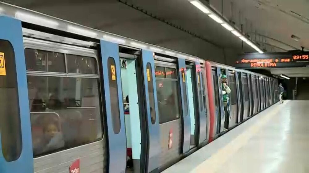Metro da Linha Azul parado no sentido Reboleira - Santa Apolónia. Greve aumenta tempos de espera