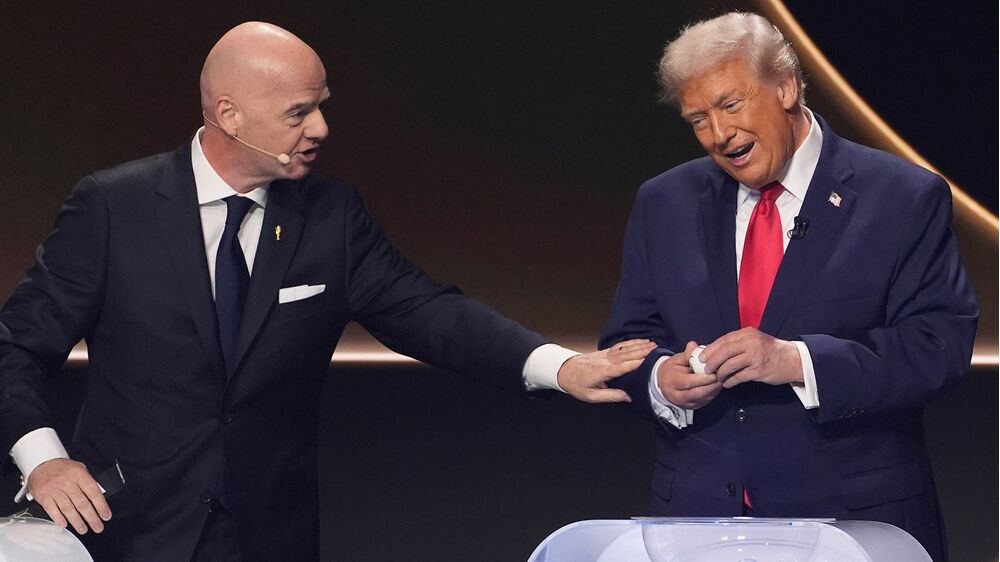 Infantino acusado de violar código de ética ao entregar prémio a Trump