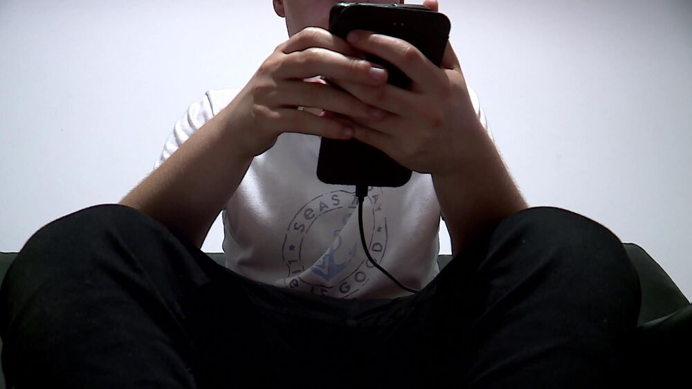 Jovem xxx telemóvel xxx