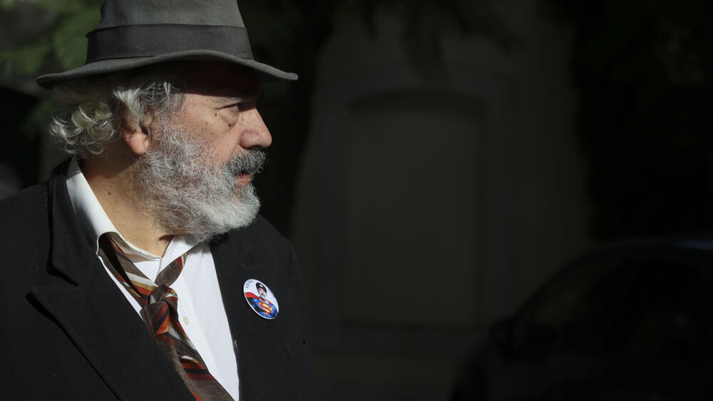 Manuel João Vieira, durante a entrega de assinaturas no Tribunal Constitucional